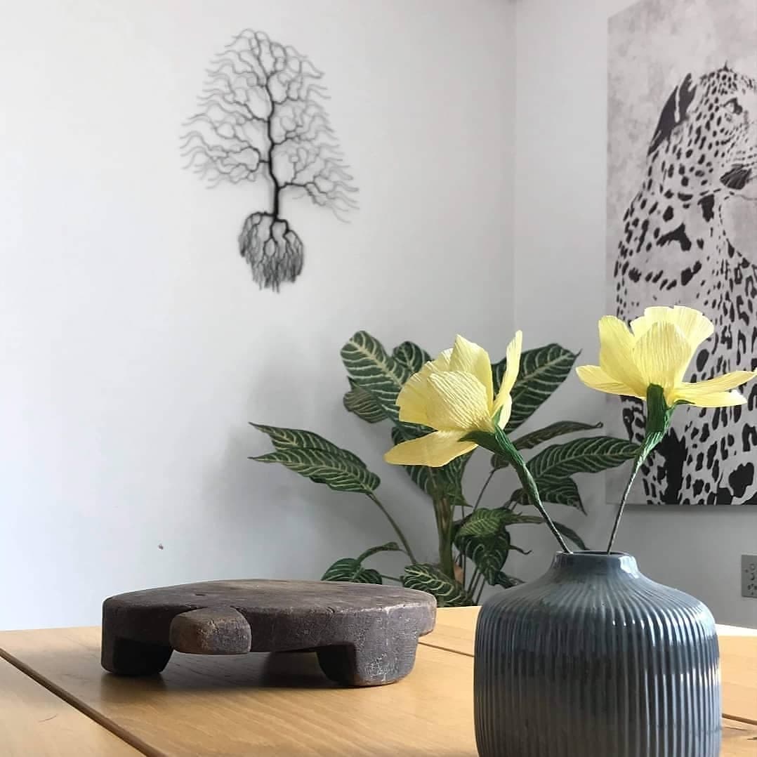Indretning med trækunst, vase og vægkunst